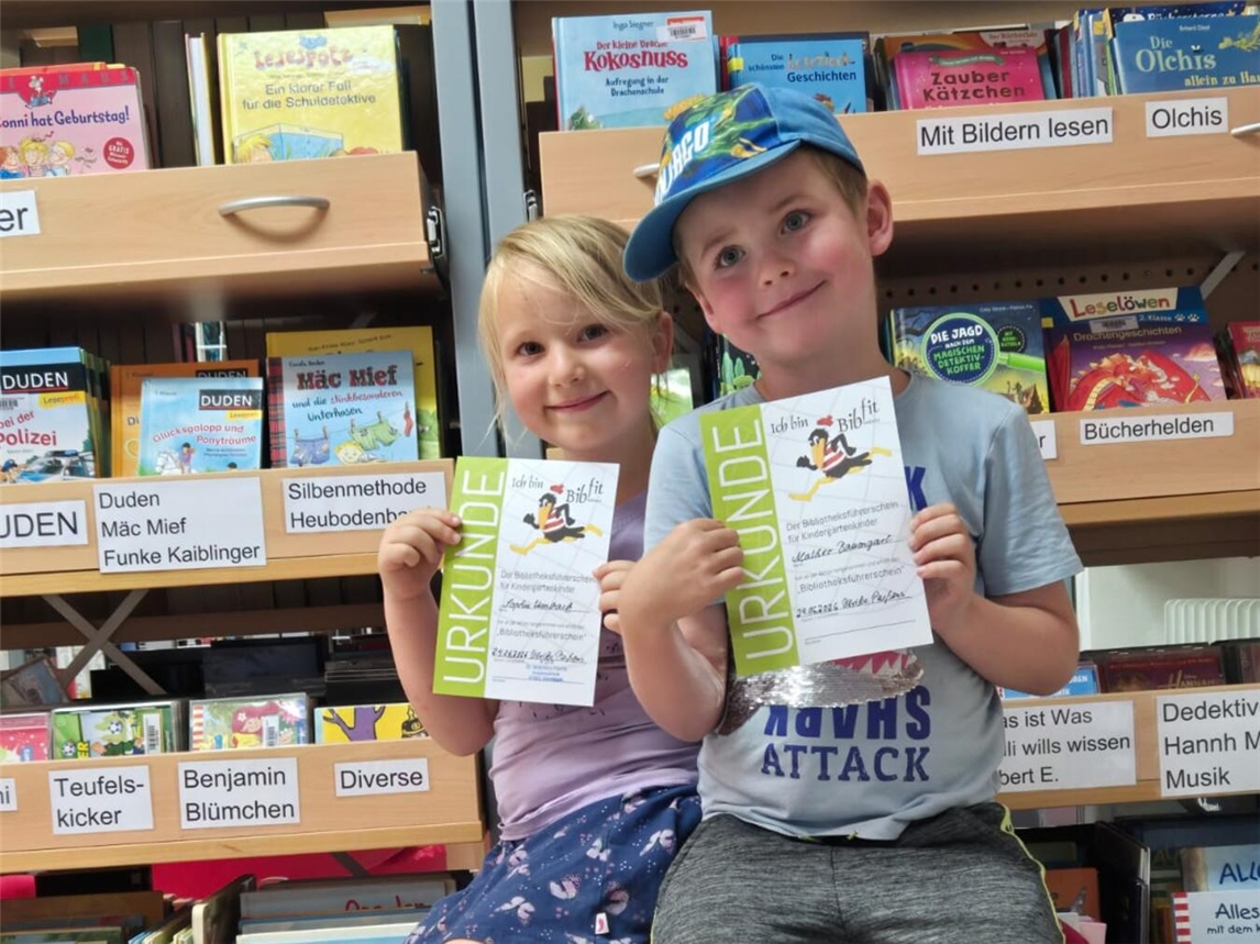 Vorschulkinder mit Büchereiführerschein-Urkunden lächeln stolz. Foto: KÖB St. Antonius Hamb.