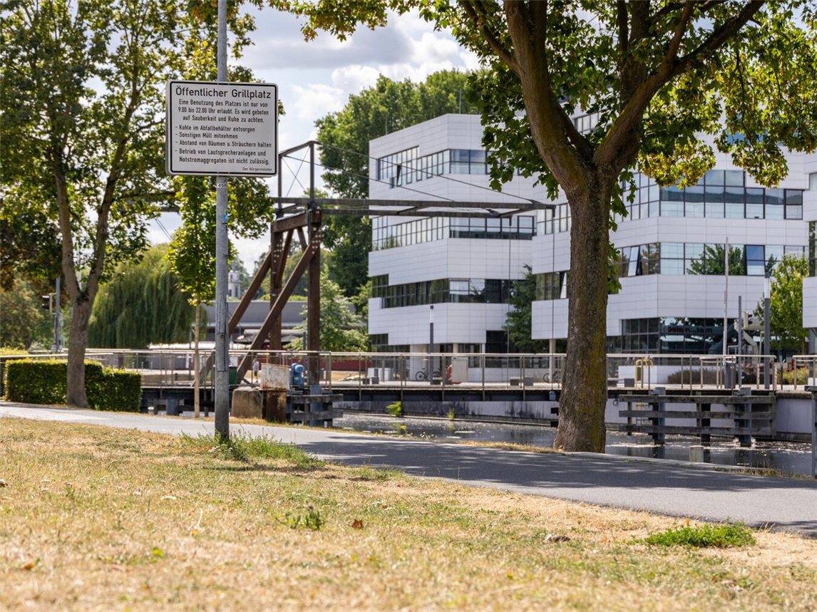 "Grillplatz am Hochschul-Campus Kleve mit Hinweisschild zur Vorsicht, Stadt Kleve"