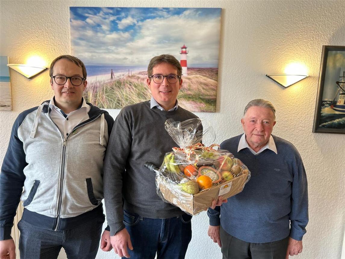 Vorsitzender Jens Mevissen mit den Jubilaren Peter Pins (r., 70 Jahre) und Markus Krienen (l., 25 Jahre). Foto: privat 