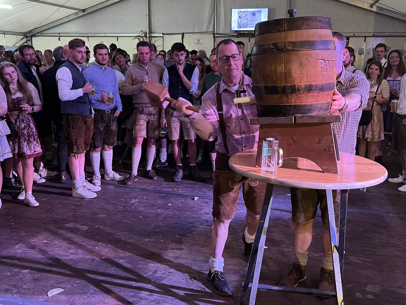 Partystimmung im Stendener Festzelt Vorsitzender Ralf Wormanns nahm den offiziellen Fassanstich vor.