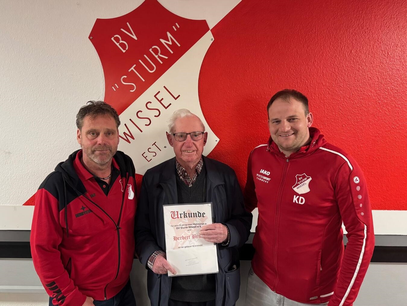Vorsitzender Roger Segbers und Geschäftsführer Kevin Deckers mit dem Geehrten Herbert Bruns. Foto: BV Sturm Wissel