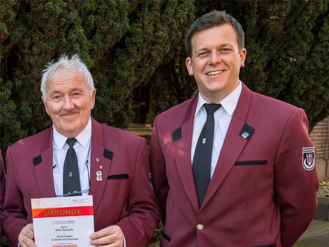 Vorsitzender Thomas Meilenbrock (r.) überreicht die Urkunde und die Ehrennadel an den Jubilar Willi Schoofs.Foto: privat