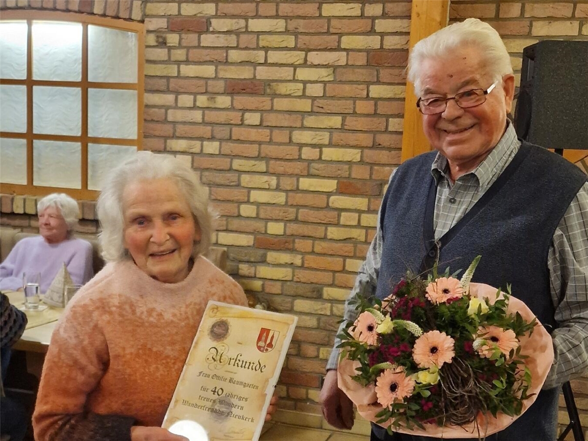 Vorsitzender Willi Smeets mit Ottilie Baumgart, die seit vier Jahrzehnten den Wanderfreunden treu verbunden ist.Foto: privat