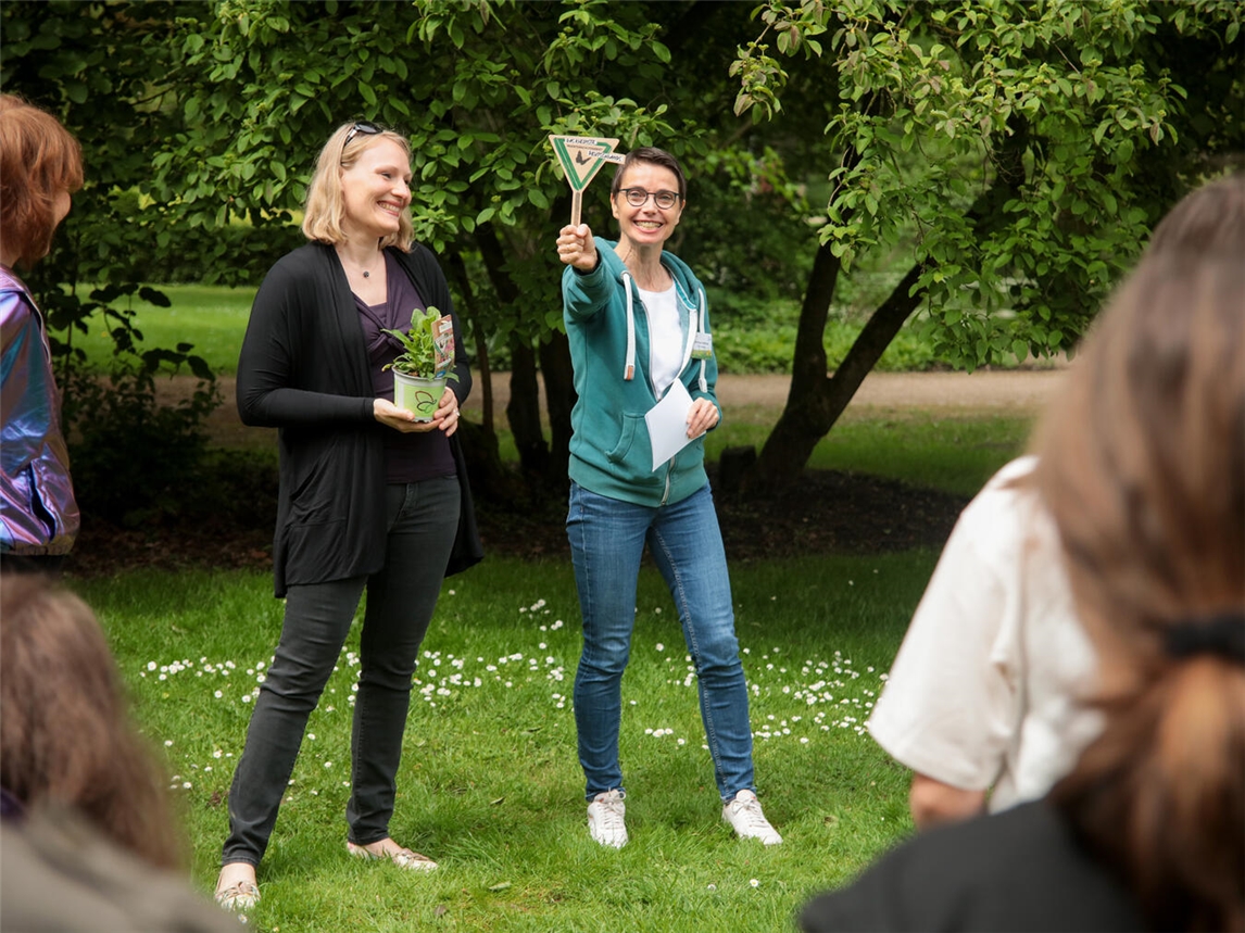 "Vorständin Dr. Dörthe Becker und Projektleiterin Ortrun Heine lächeln stolz über Projektanerkennung"