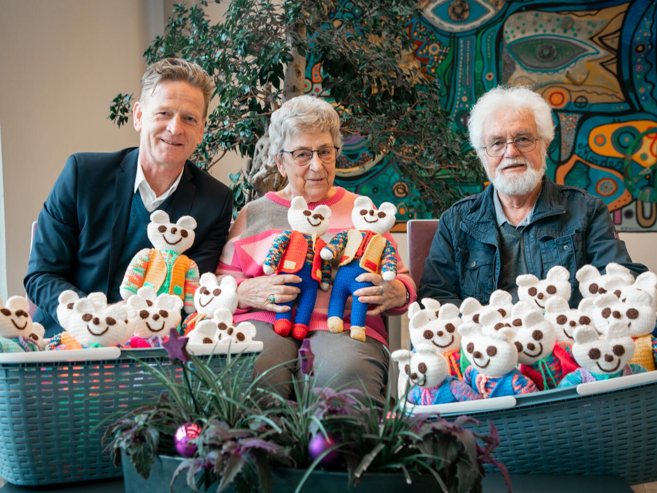 Vorstand Dr. Ralf Engels nahm die gespendeten Schmusis des Ehepaars Radermacher aus Issum dankend entgegen. Foto: privat