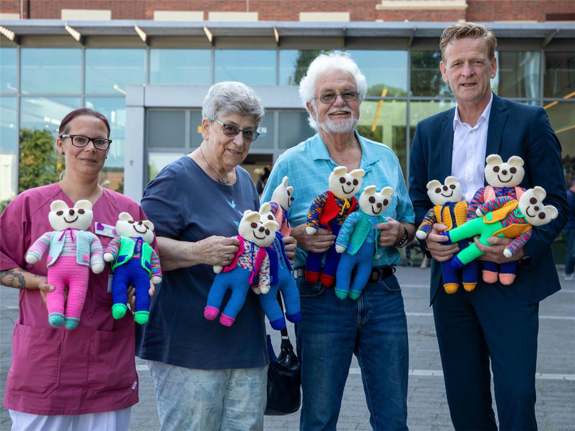 Vorstand Dr. Ralf Engels und Sarah Dettki von der Kinderklinik des Bethanien nahmen die gespendeten Schmusis des Ehepaars Radermacher aus Issum dankbar entgegen. Foto: privat