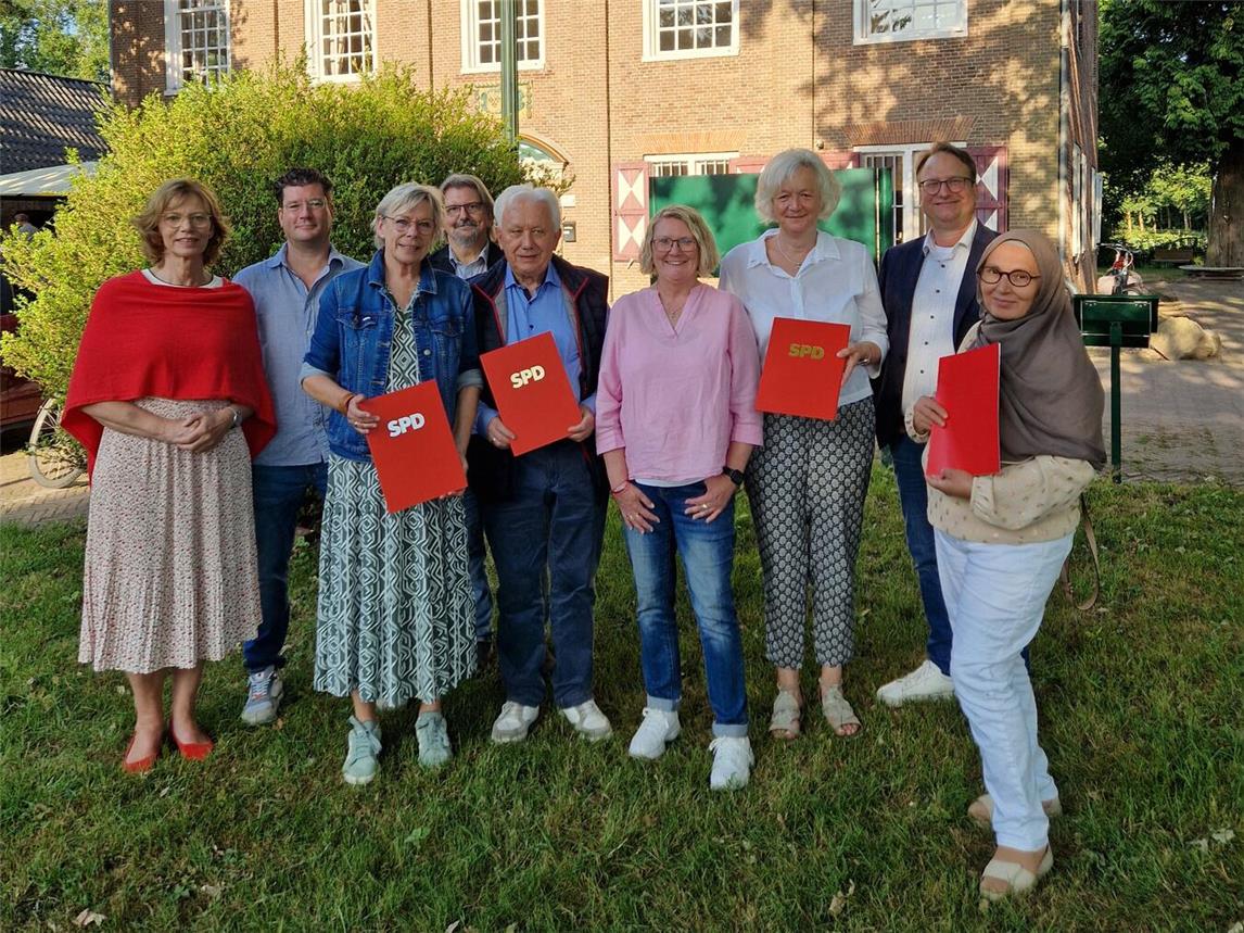 Vorstand, Interviewgäste und geehrte Mitglieder beim Jahresempfang der SPD Emmerich. Foto: privat