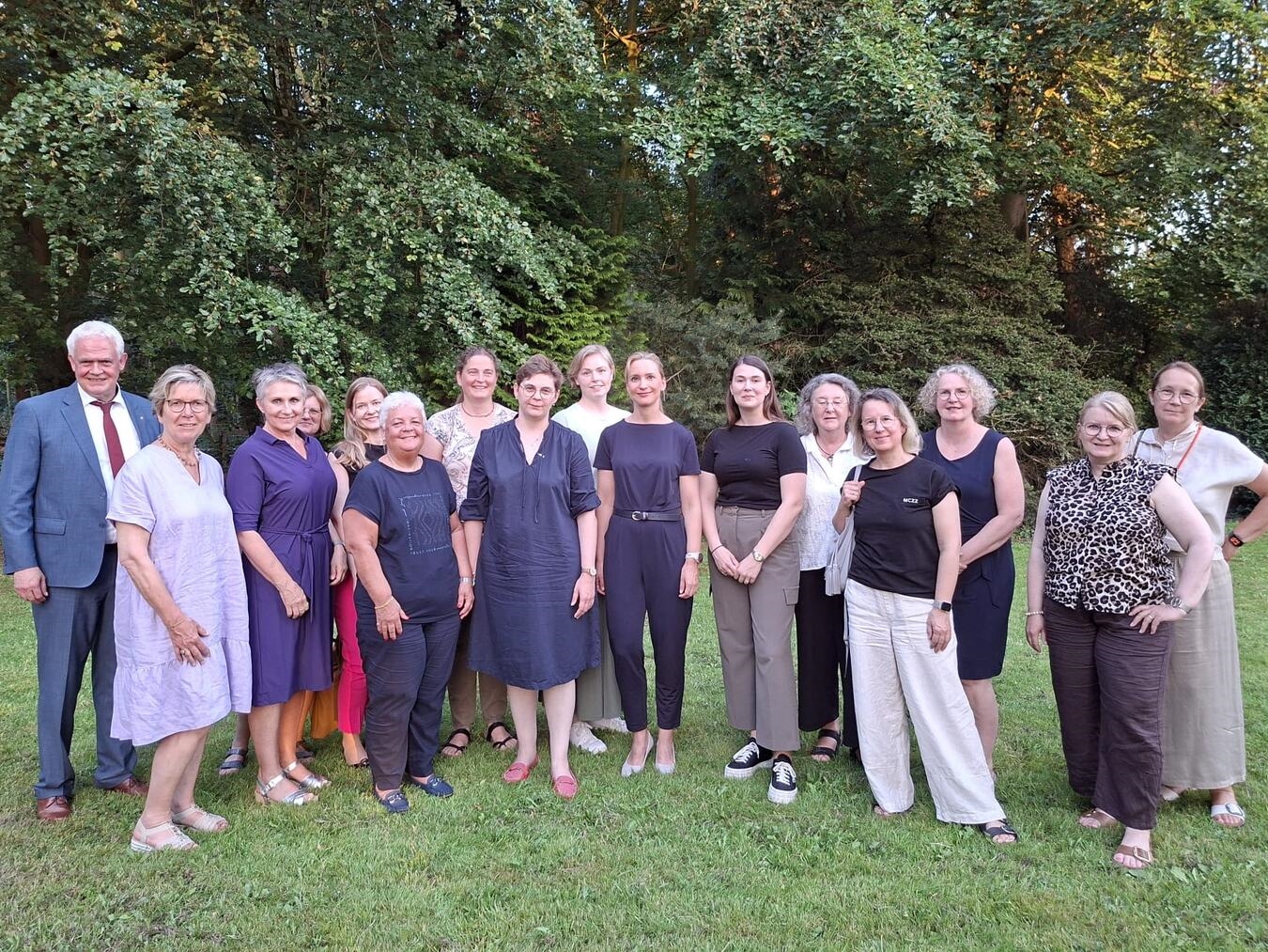 "Vorstand und Beisitzer der Frauen Union Kreis Kleve bei einem Treffen, Gruppenfoto, politische Frauenorganisation"