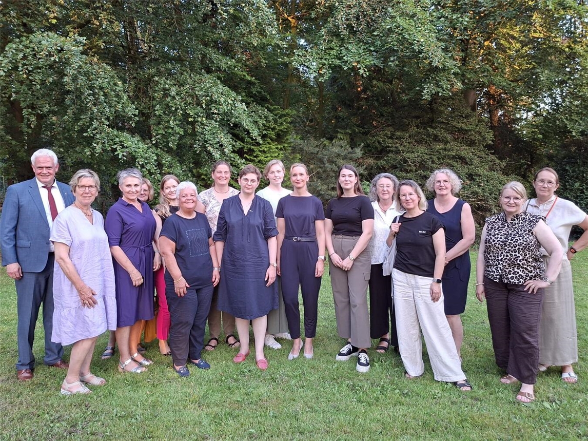 "Vorstand und Beisitzer der Frauen Union Kreis Kleve bei einem Treffen, Gruppenfoto, politische Frauenorganisation"