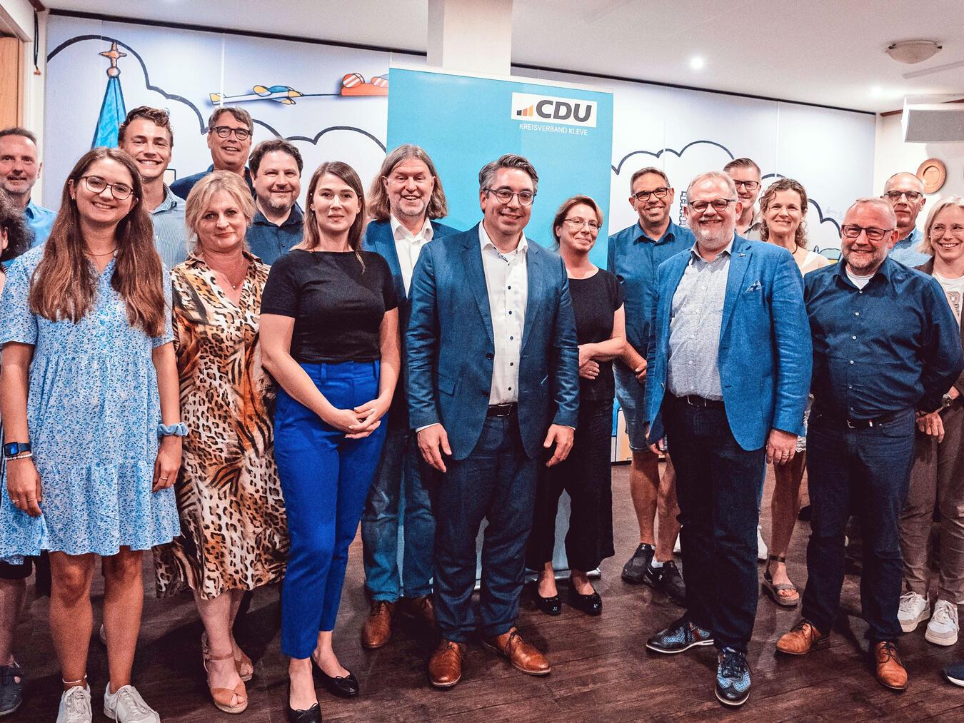 Vorstand und Beisitzer (v. l.): Claudia Kersting, Susanne Eberhard, Aard van Heumen, Katharina Kaster, Fabian Zitzke, Heike Vaegs-Weißenborn, Dr. Klaus Völling, Julian de Vries, Katja Kempkes, Ludger Hen-driks, Stefan Rouenhoff, Birgit Pilgrim, Sascha Wolf, Falk Neutzer, Raimund Czesnik, Ruth Spielmann, Stephan Meuthen, Rudolf Verhaag, Monique Rütten, Volker Pleines und Heinz van Baal. Foto: CDU Stadtverband Goch