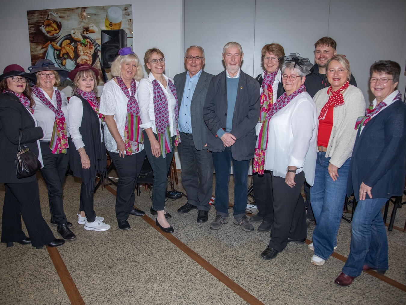 Vorstand und Gratulanten: (v.l.n.r.) Annette Schöndeling, Petra Pauels, Ingrid Berndt-Klumb, Petra Pauels, Maria Janßen, Heinz Manten, Leo Hellman, Hauke Sieberichs, Dorothe Willems, Marvin Banner, Bärbel Buschhaus und Barbara Wassenberg.