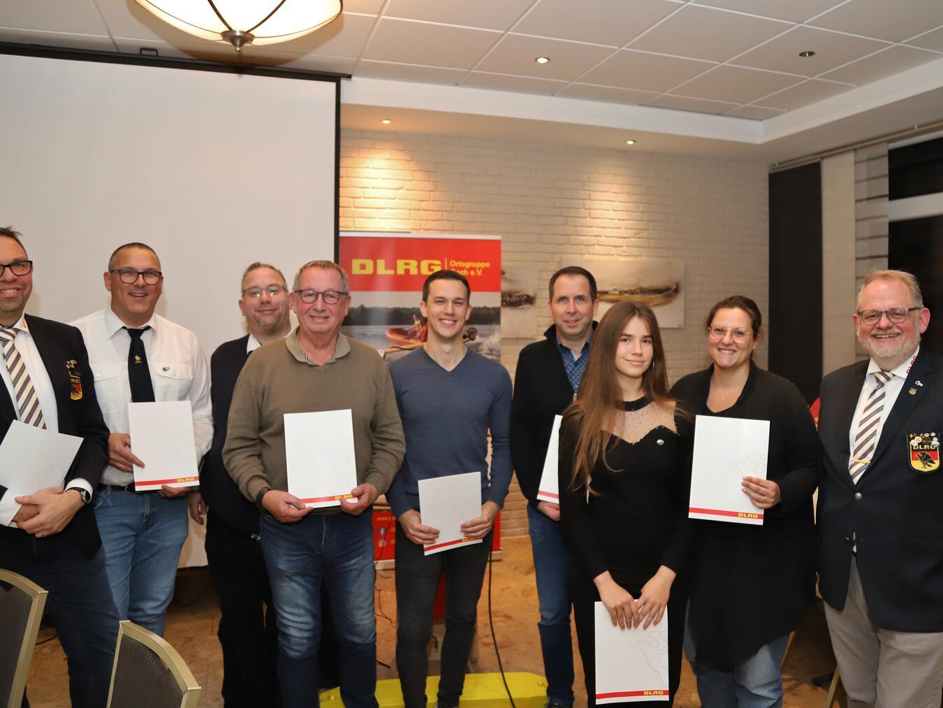 DLRG Goch wählt Vorstand für die kommenden vier Jahre Vorstand und Jubilare der DLRG Goch. Foto: Mona Neutzer