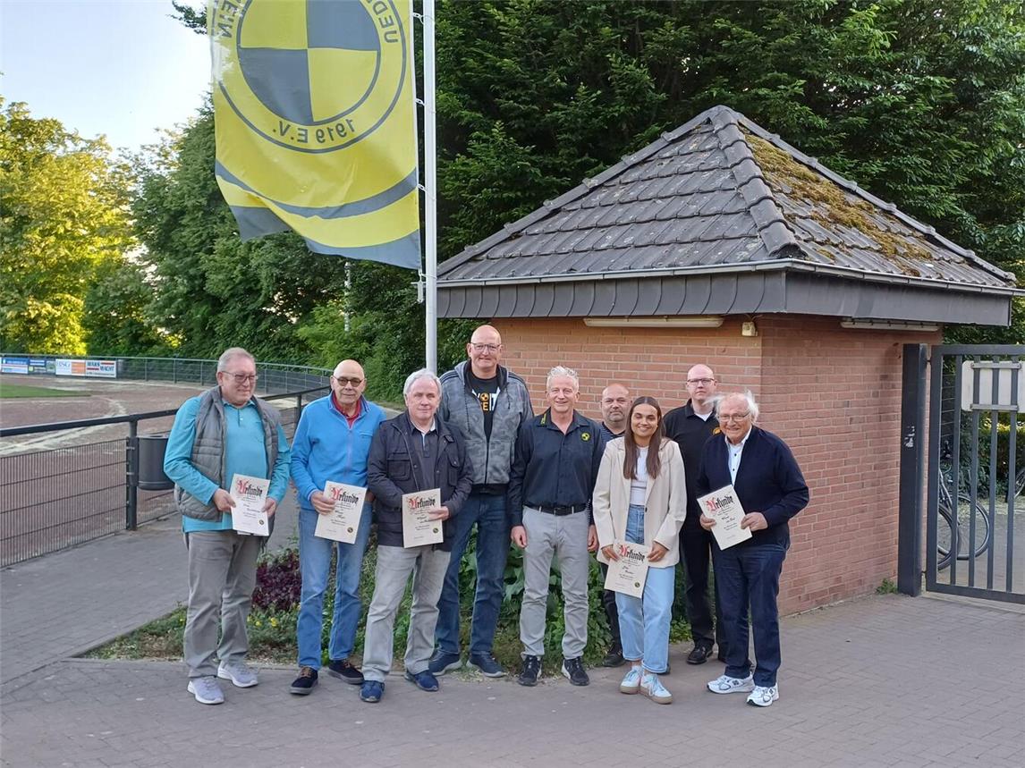 Vorstand und Jubilare (v.l.): Erwin Guntlisbergen (60 Jahre), Werner Meyer (25 Jahre), Wilfried „Pele“ van Aerssen (60 Jahre), Frank Kösters (Geschäftsführer), Ludger Terlinden (1. Vorsitzender), Martin Giglio (2. Vorsitzender) Julia Sanders (25 Jahre) Daniel Kammann (Kassierer) und Werner van Briel (50 Jahre). Foto: privat
