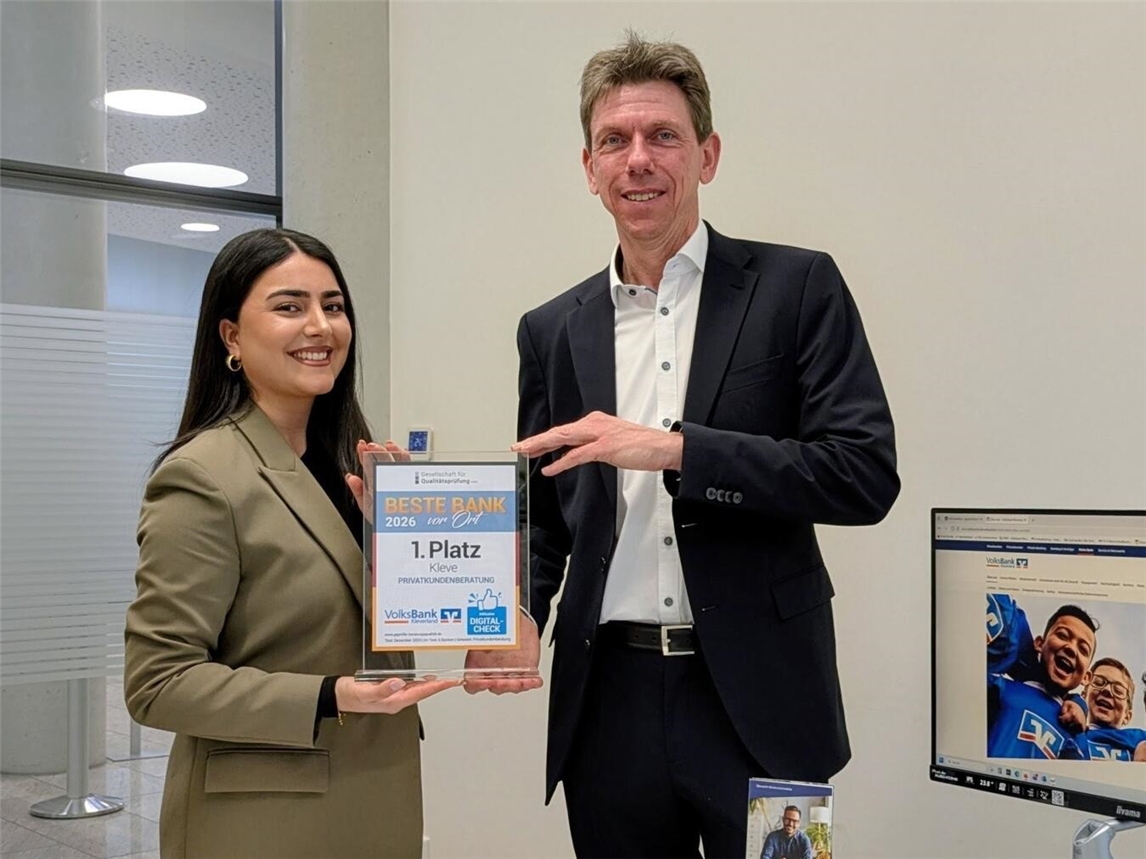 Vorstandsmitglied Frank Ripkens und Kundenberaterin Nazdar Güden. Foto: Volksbank