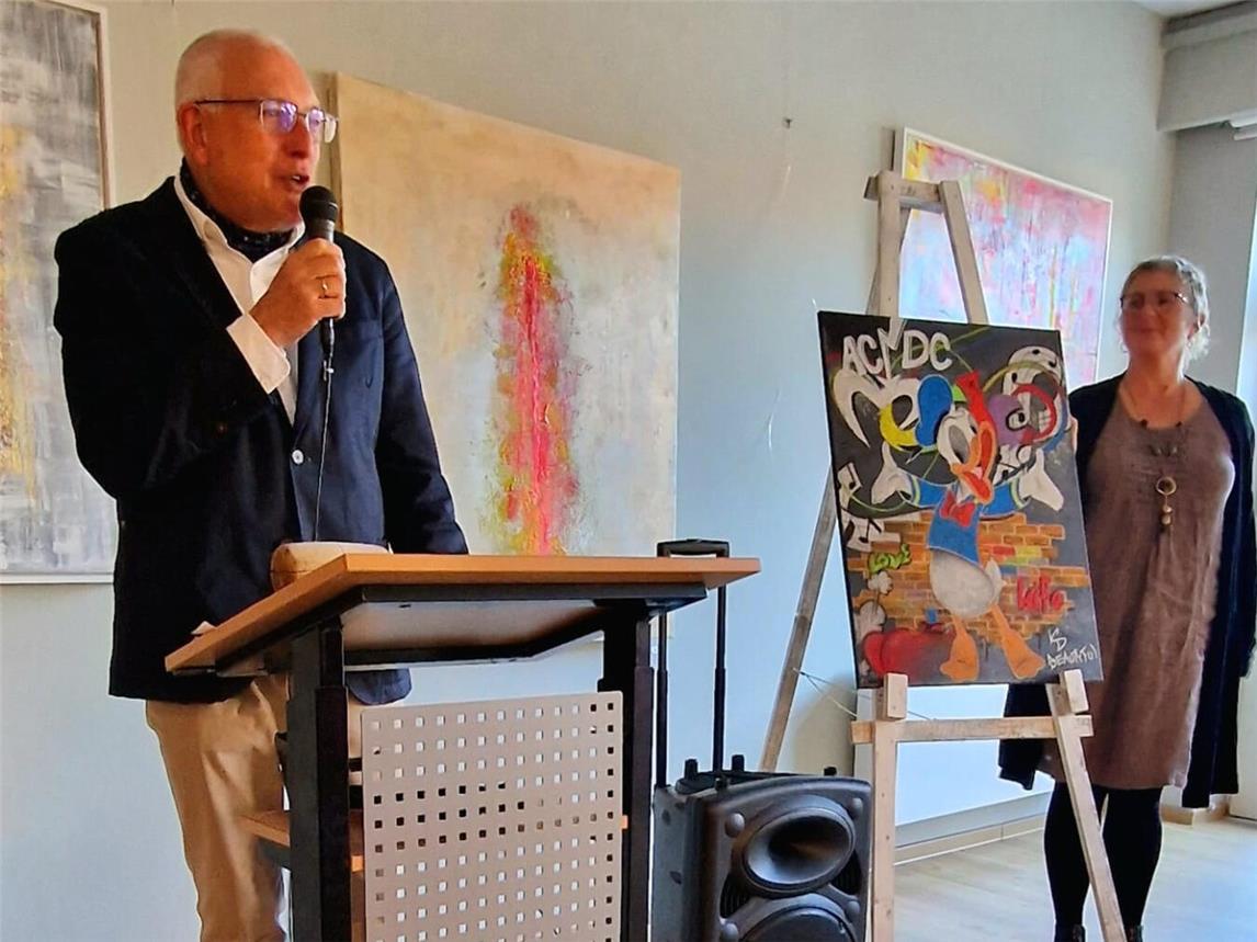 Vorstandsmitglied Fritz Kup agierte als launiger Auktionator, die Vorsitzende Bianca van Hardeveld stellte die Bilder vor. Foto: Verein Herzenswunsch Niederrhein