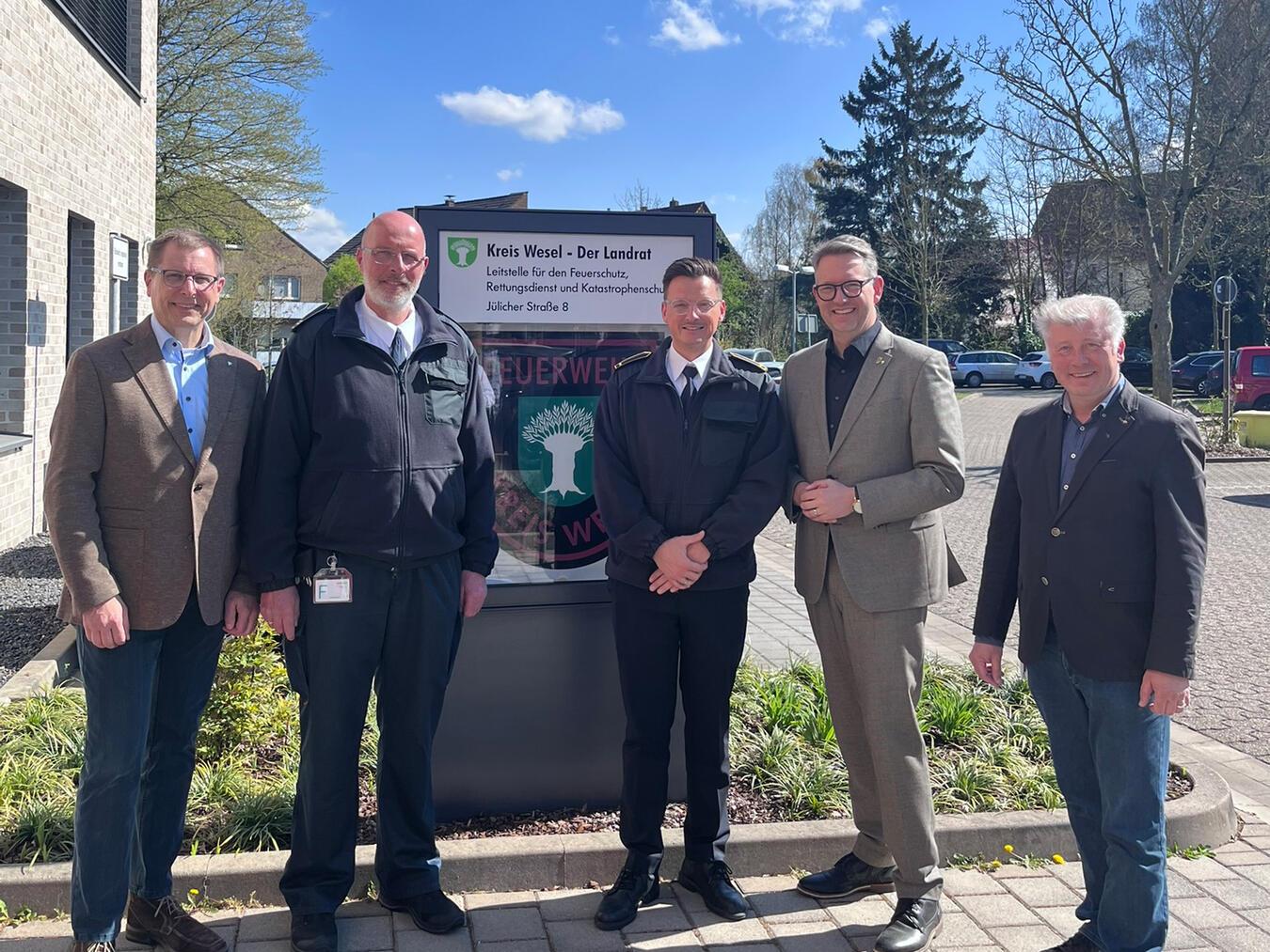 Vorstandsmitglied Lars Rentmeister, Arno Hoffacker, Kreisleitstellen-Leiter Niklas Killewald, Landrat Ingo Brohl und Frank Brändel, Fachdienstleiter Sicherheit und Ordnung (v.l.) Foto: Kreis Wesel