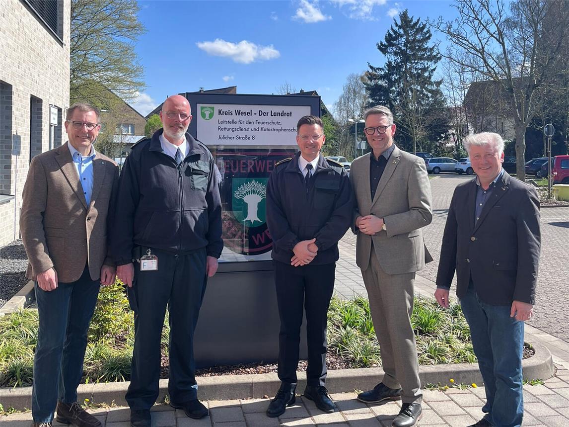 Vorstandsmitglied Lars Rentmeister, Arno Hoffacker, Kreisleitstellen-Leiter Niklas Killewald, Landrat Ingo Brohl und Frank Brändel, Fachdienstleiter Sicherheit und Ordnung (v.l.) Foto: Kreis Wesel