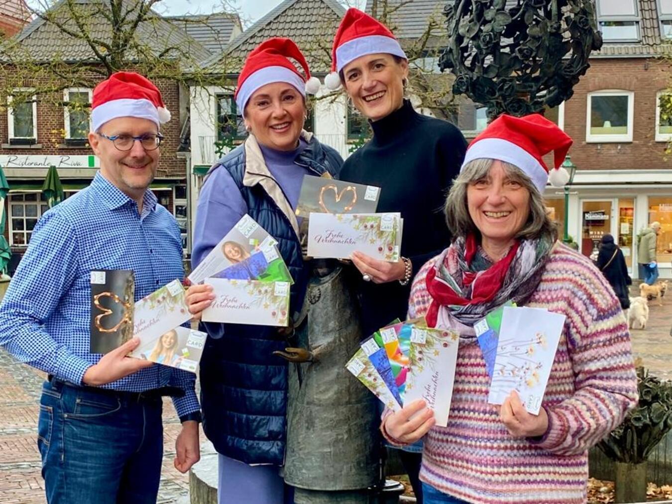Vorstandsmitglieder von AusStraelen, Maria Trösser, Marta Sommerkamp, Klaudia Werdin und Steffen Borrmann (v.r.n.l.), präsentieren die StraelenCard. Foto: privat