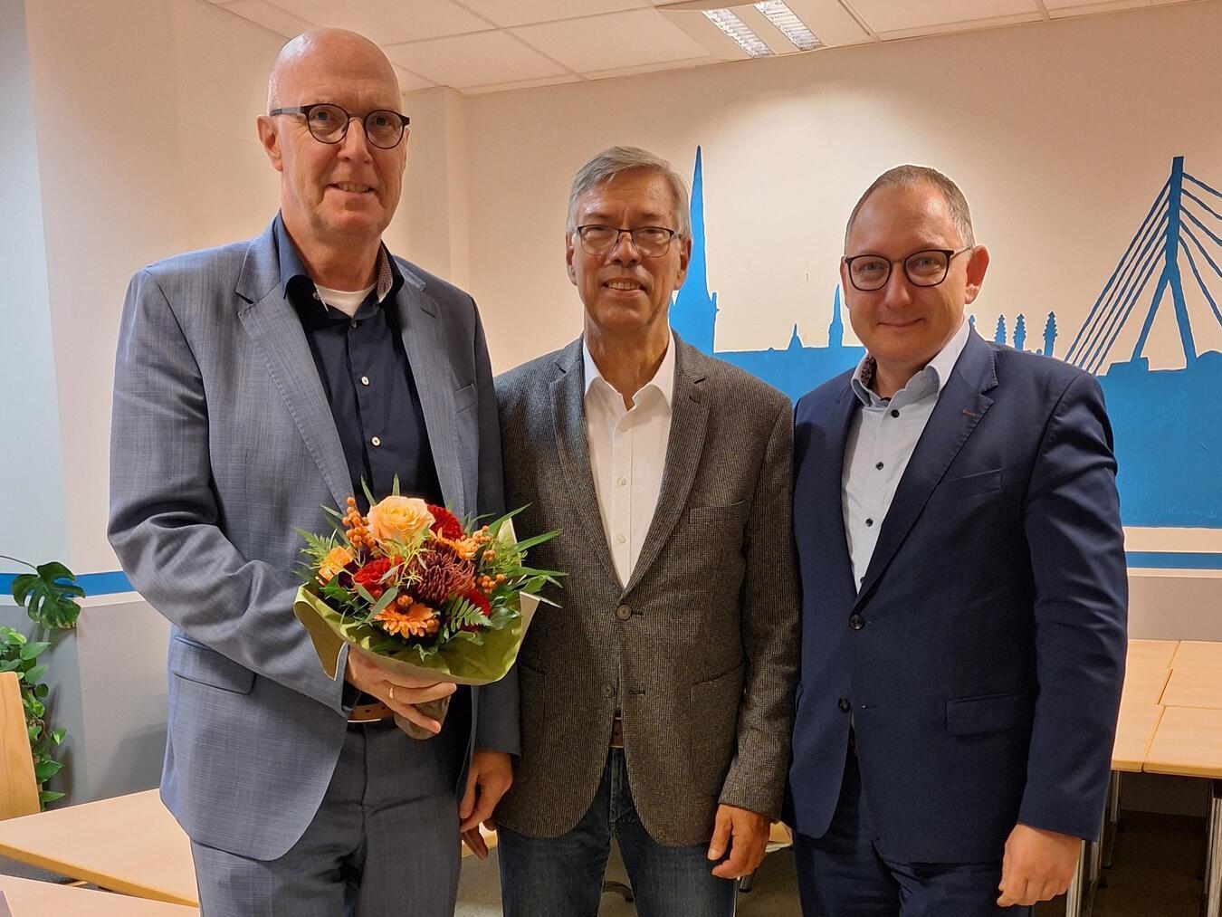 Hense neu im Vorstand der Lebenshilfe in Rees Vorstandsvorsitzender Dr. Heinzgerd Schott (M.) verabschiedet Christoph Gerwers (l.) aus dem Vorstand und begrüßt dafür Sebastian Hense als neues Mitglied. Foto: LHUN