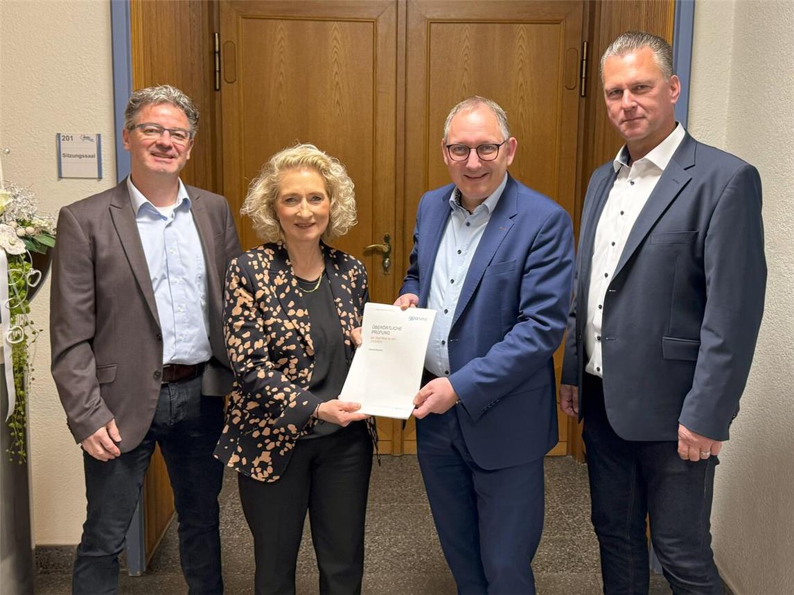 Vorstellung der Ergebnisse der gpa-Prüfung: Bürgermeister Sebastian Hense (2. v. r.) sowie Michael Neumann, Simone Kaspar und Mario Deckers (v. li., alle gpaNRW). Foto: Stadt Rees