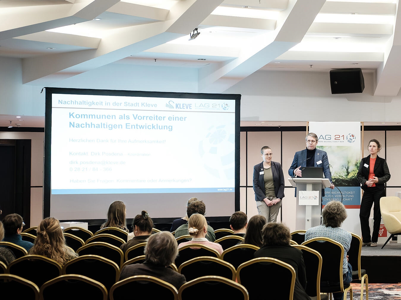 Vortrag auf der Nachhaltigkeitstagung: Kleves Technischer Beigeordneter Christian Bomblat (2. v. l.) und Pascale van Koeverden vom Fachbereich Klimaschutz, Umwelt und Nachhaltigkeit referierten zur „Nachhaltigkeit in Kleve“. Foto: LAG 21