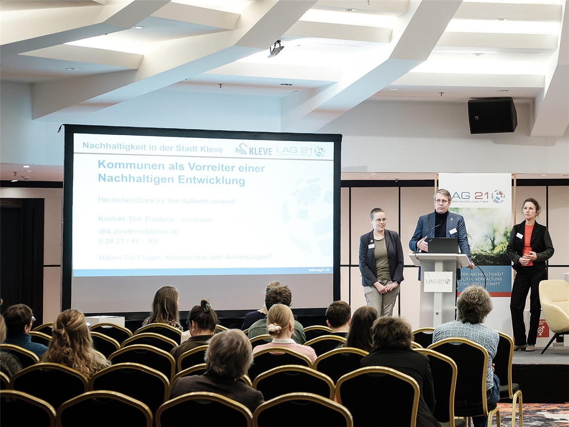 Vortrag auf der Nachhaltigkeitstagung: Kleves Technischer Beigeordneter Christian Bomblat (2. v. l.) und Pascale van Koeverden vom Fachbereich Klimaschutz, Umwelt und Nachhaltigkeit referierten zur „Nachhaltigkeit in Kleve“. Foto: LAG 21