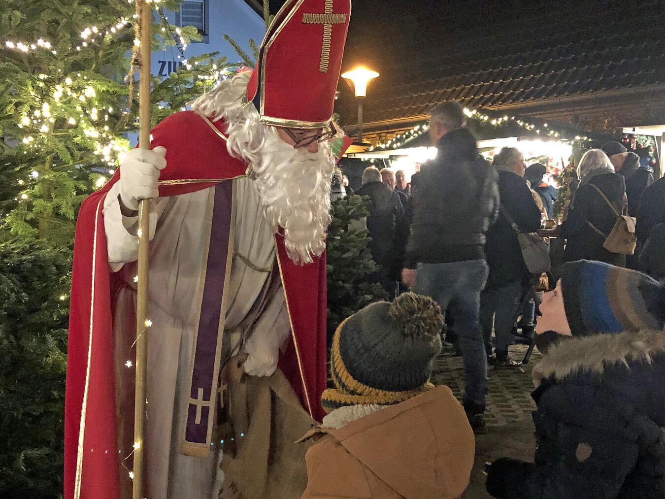 Till-Moyländer Lichterglanz Vorweihnachtliche Atmosphäre auf dem Vorplatz der alten Dorfschmiede in Till-Moyland: Auch in diesem Jahr dürfen sich die kleinen Gäste in besinnlicher Atmosphäre auf das nostalgische Kinderkarussell und den Besuch vom Nikolaus freuen. Foto: Bürgerstiftung Till-Moyland