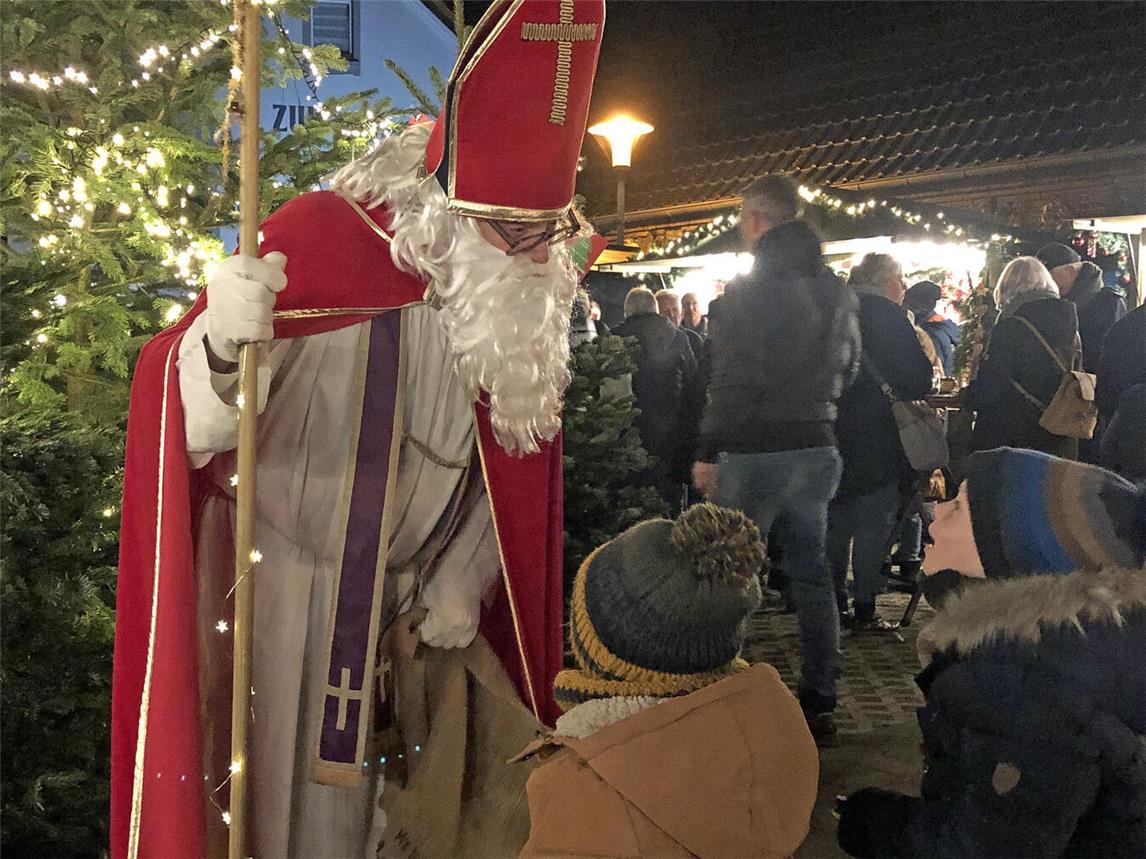 Vorweihnachtliche Atmosphäre auf dem Vorplatz der alten Dorfschmiede in Till-Moyland: Auch in diesem Jahr dürfen sich die kleinen Gäste in besinnlicher Atmosphäre auf das nostalgische Kinderkarussell und den Besuch vom Nikolaus freuen. Foto: Bürgerstiftung Till-Moyland