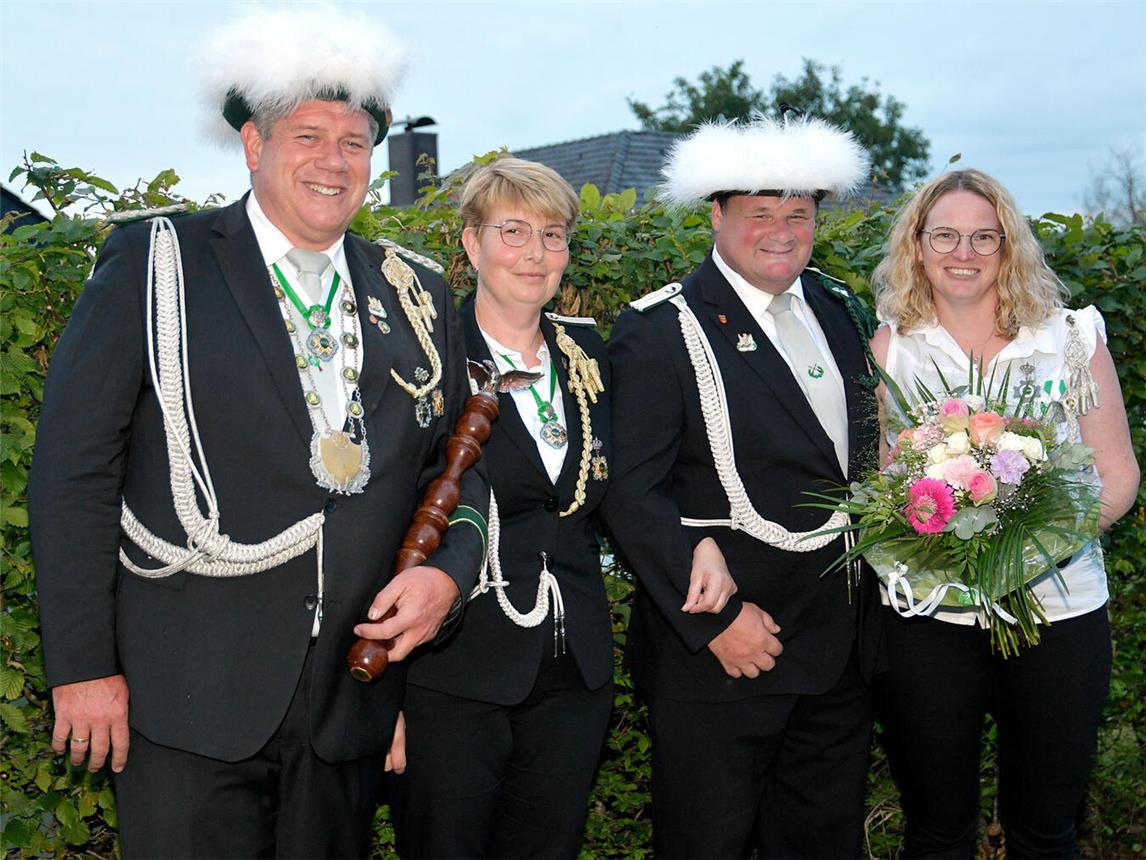 Wachablösung in Schottheide:Marc und Kerstin Kasimir (rechtes Paar) werden die Nachfolge von Markus und Carolin Peters antreten. NN-Foto: Rüdiger Dehnen