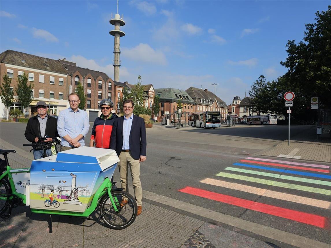 Während der europäischen Mobilitätswoche lud die Stadt auch zu einer Presseradtour ein, auf der unter anderem die Pläne für den barrierefreien Busbahnhof thematisiert wurden. V.l.: Herbert van Stephoudt, Adrian Terhorst (beide Pressesprecher), Heinz-Theo Angenvoort (Bereich Mobilität und Verkehr) und der erste Beigeordnete Tim van Hees-Clanzett. NN-Foto: Thomas Langer