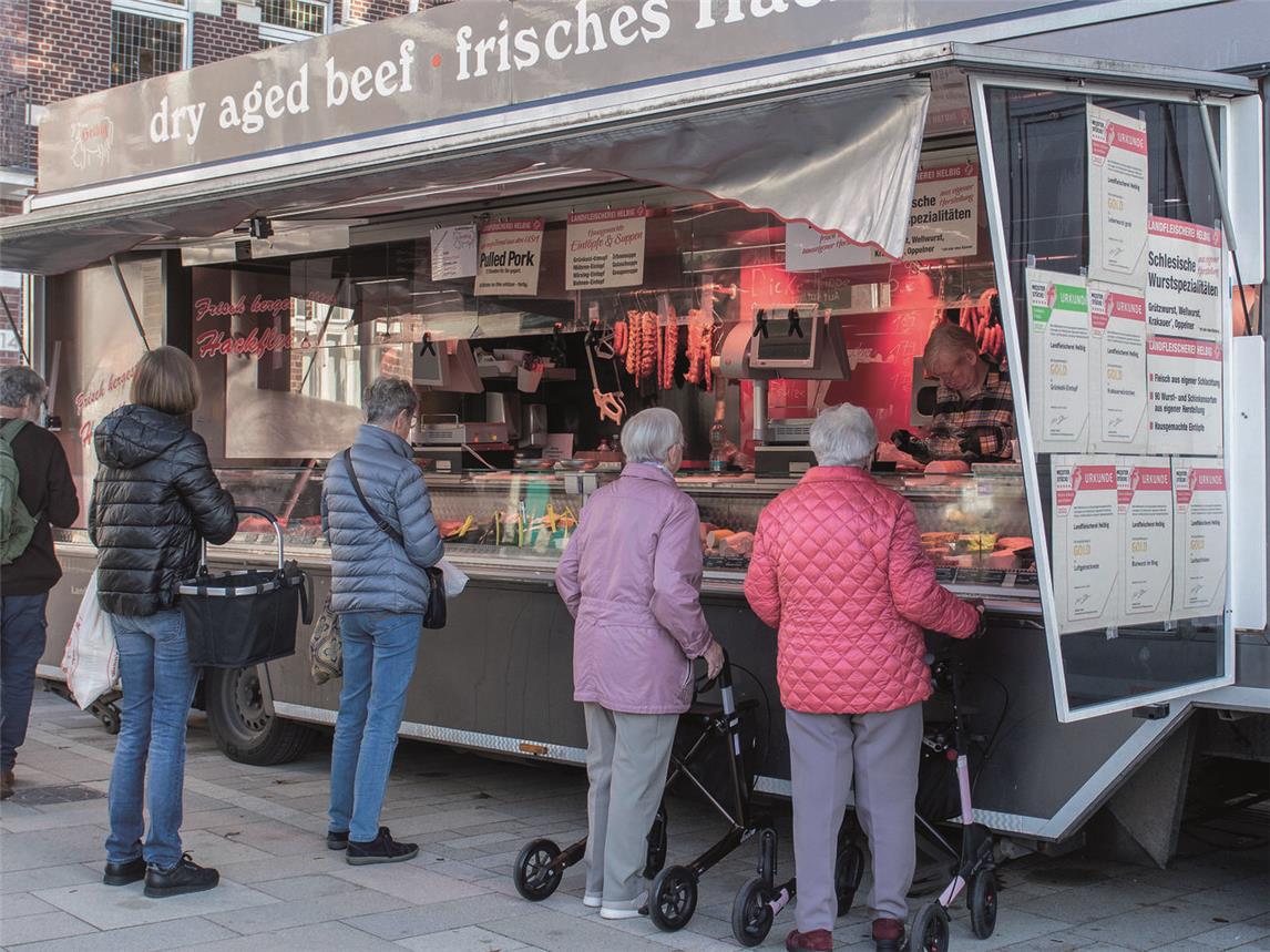 Während der Feiertage gelten auf dem Kevelaerer Wochenmarkt andere Öffnungszeiten. NN-Foto: Gerhard Seybert