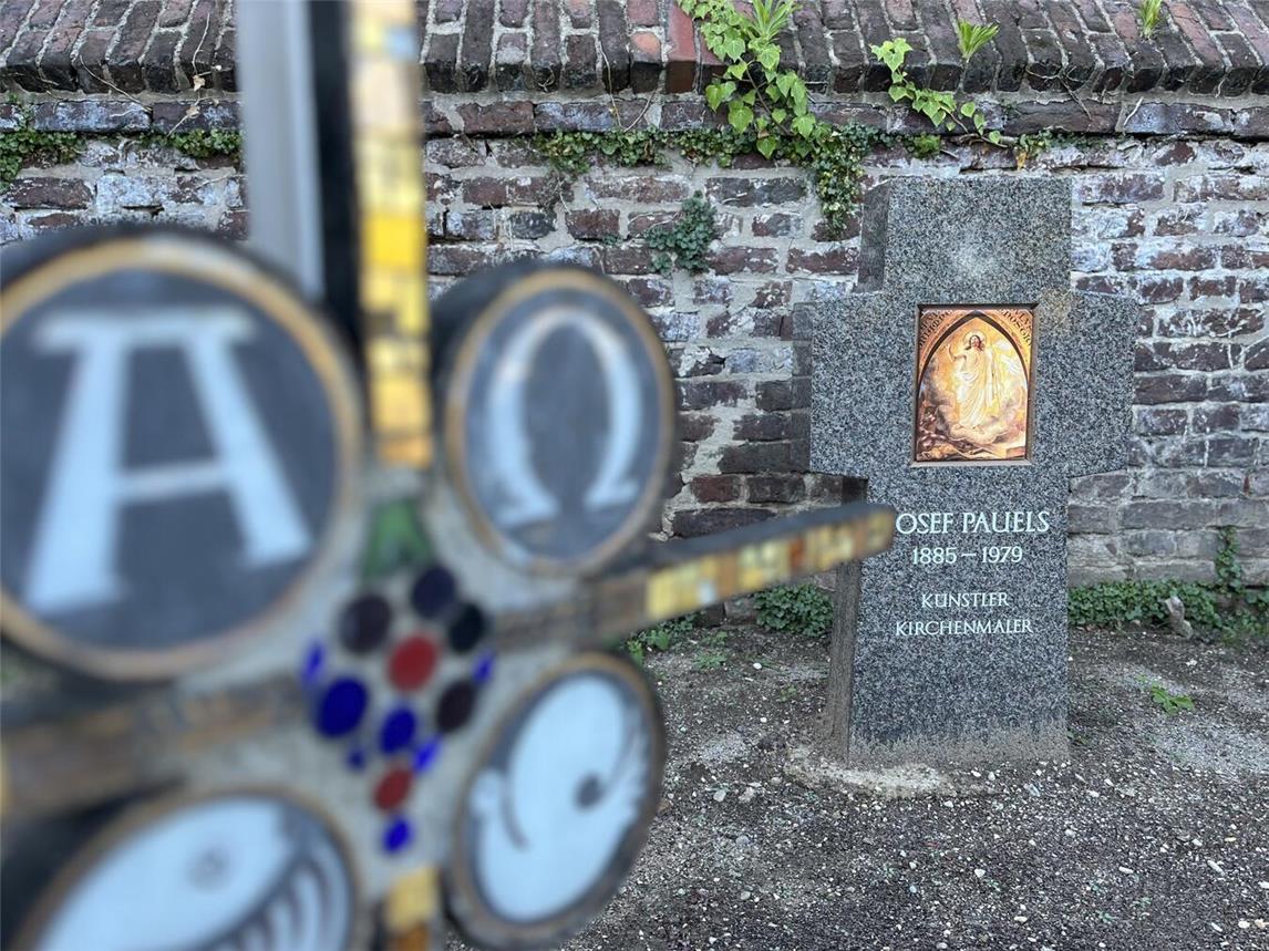 Während der Gästeführung „Was alte Grabsteine erzählen“ hören die Teilnehmenden spannende Geschichten der Denkmäler. Foto: © Wallfahrtsstadt Kevelaer