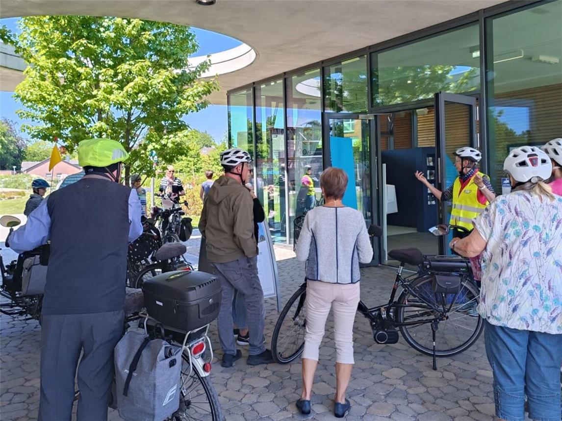 Während der geführten Radtour lernen die Teilnehmenden viel Wissenswertes über Kevelaer.Foto: © Wallfahrtsstadt Kevelaer