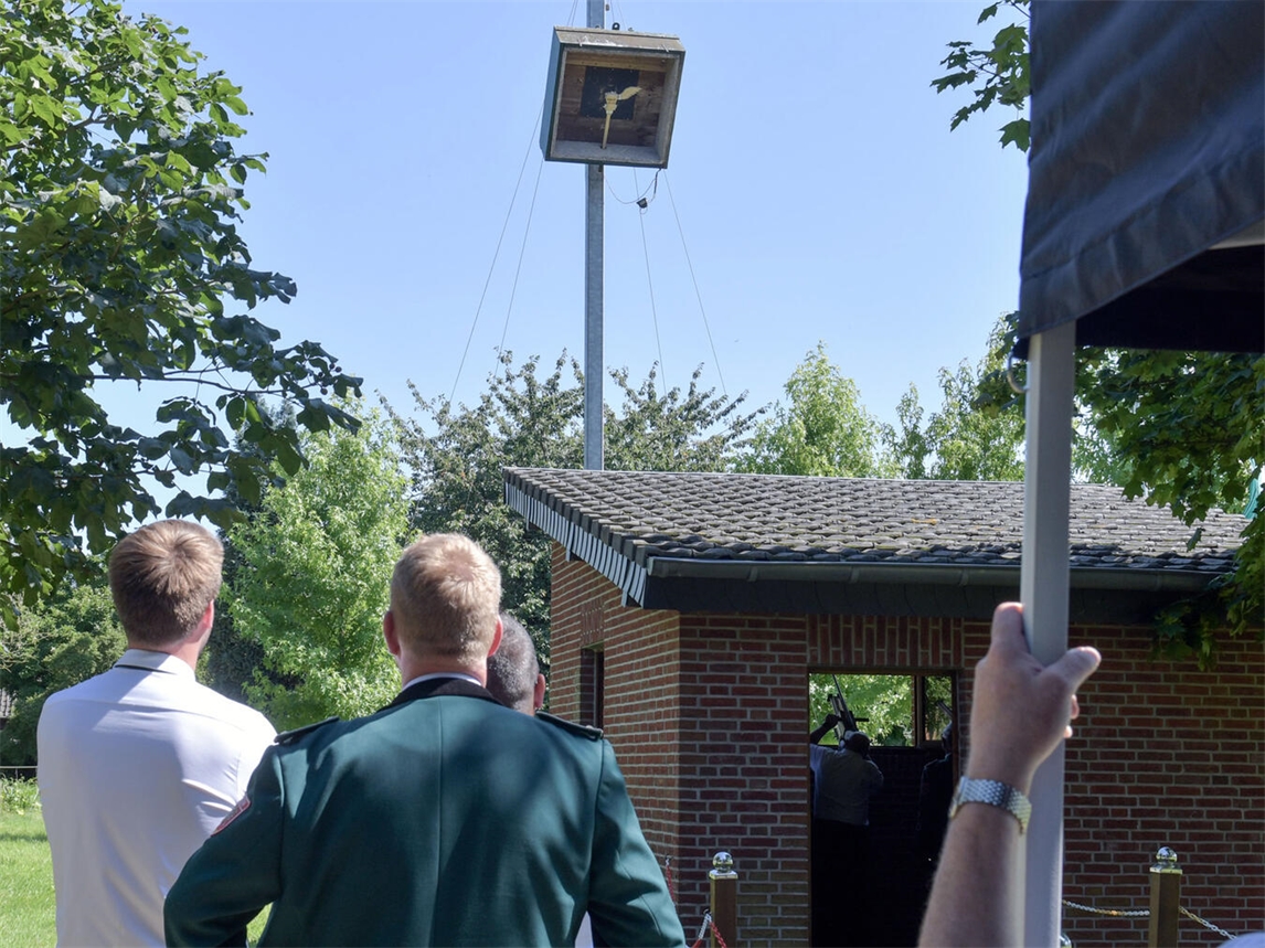 "Nachwuchsschütze beim Schießen, beobachtet von erfahrenen Schützen in Elten, Wettkampf, Bogenschießen, Gerhard Seybert"