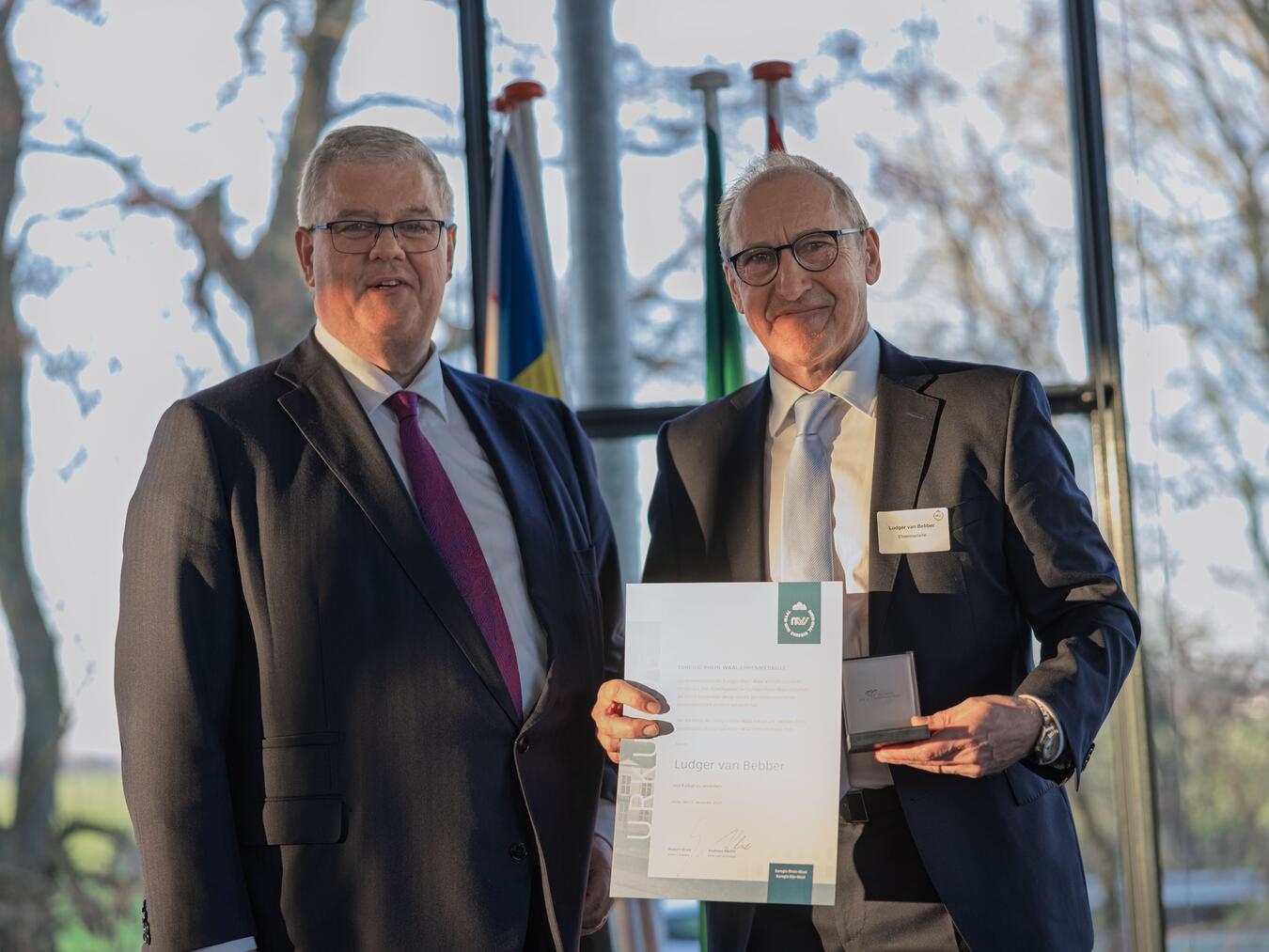 Während des Jahresabschlussempfanges überreichte der Vorsitzende der Euregio Rhein-Waal, Hubert Bruls (l.), die Ehrenmedaille der Euregio Rhein-Waal an Ludger van Bebber. Foto: Axel Breuer Plan B Fotografie