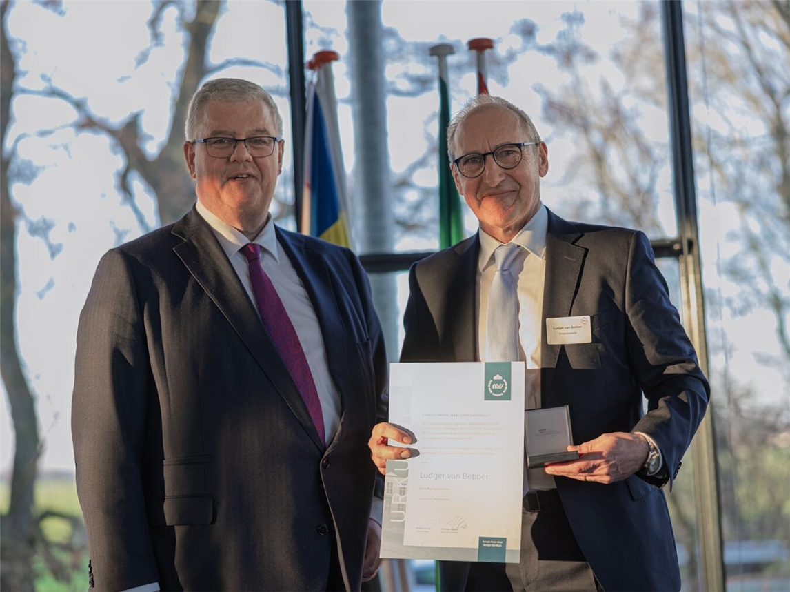Während des Jahresabschlussempfanges überreichte der Vorsitzende der Euregio Rhein-Waal, Hubert Bruls (l.), die Ehrenmedaille der Euregio Rhein-Waal an Ludger van Bebber. Foto: Axel Breuer Plan B Fotografie