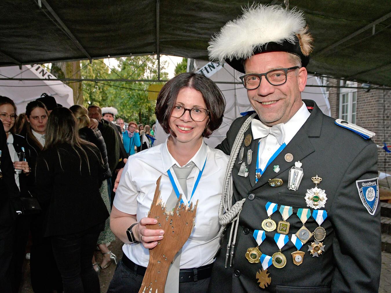 Während des Qualburger Kirmes- und Schützenfestes wird Sarah Janßen am 12. August die Festkette verliehen. Unterstützung erhält sie dabei natürlich von ihrem Mann Thomas.