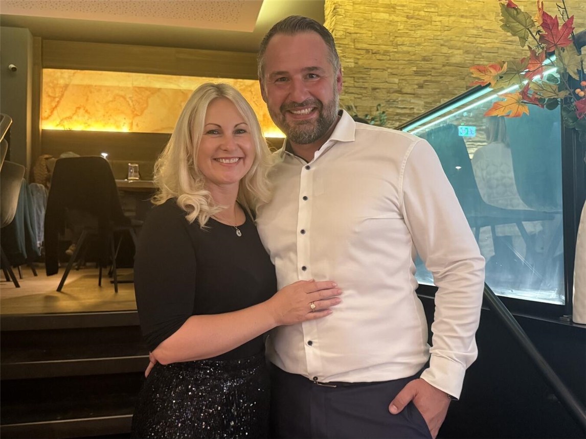 Wahlsieger Rafael Zur, hier mit Ehefrau Tanja, freute sich nicht nur über das deutliche Wahlergebnis, sondern auch die hohe Wahlbeteiligung in einer Stichwahl. NN-Foto: SP