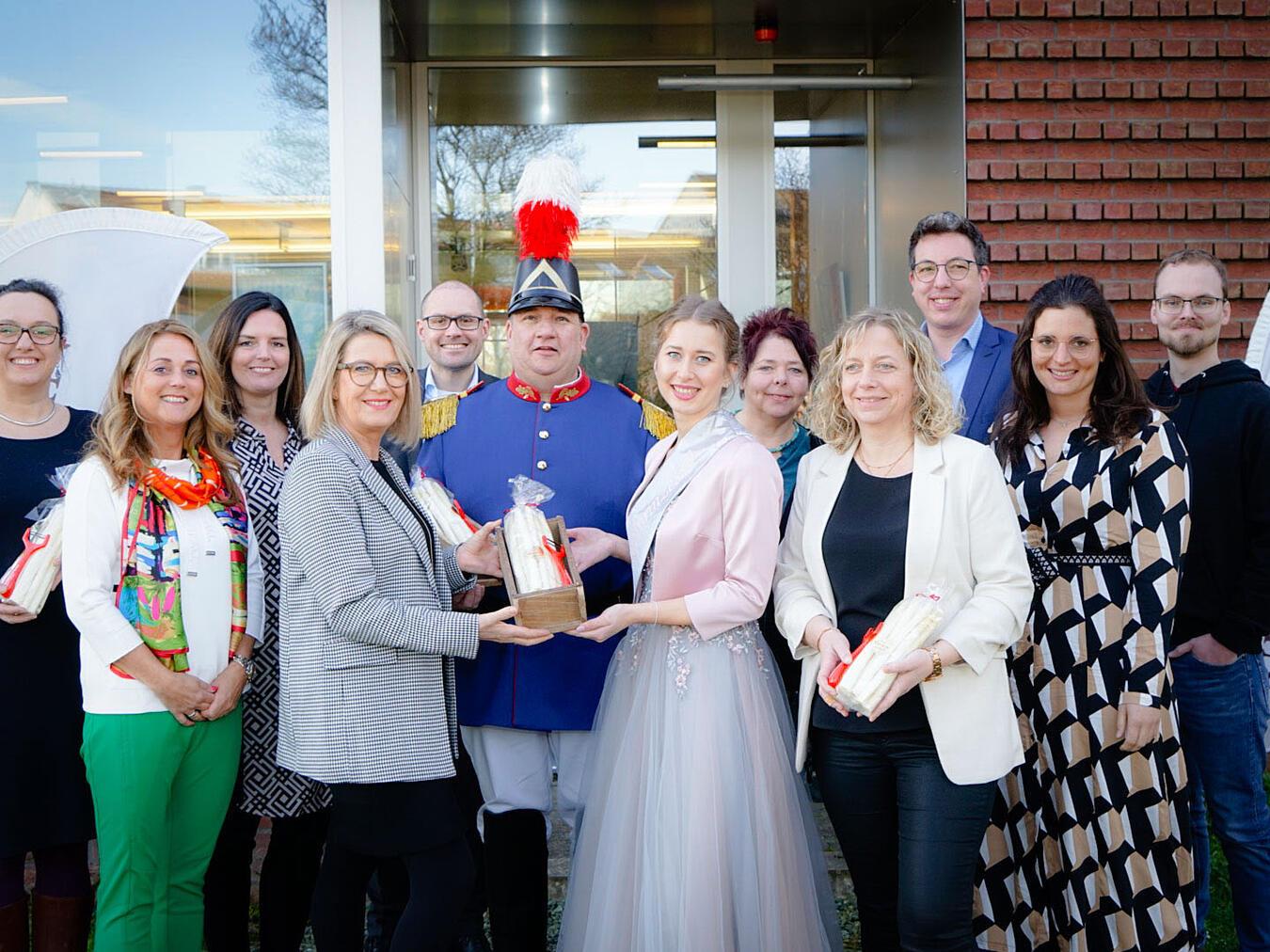 Walbecks Spargelprinzessin Daniela I. überreicht NN-Geschäftsführerin Beate Aßmann frischen Spargel aus Walbeck. NN-Foto: G. Seybert