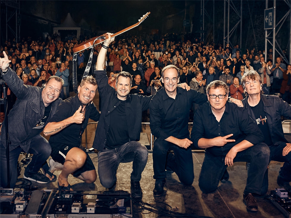Walk of Life, Wild Theme und weitere Hits der „Dire Straits“ präsentieren die „Dire Strats“ am 14. Mai im Stadttheater Emmerich. Foto: Dire Strats
