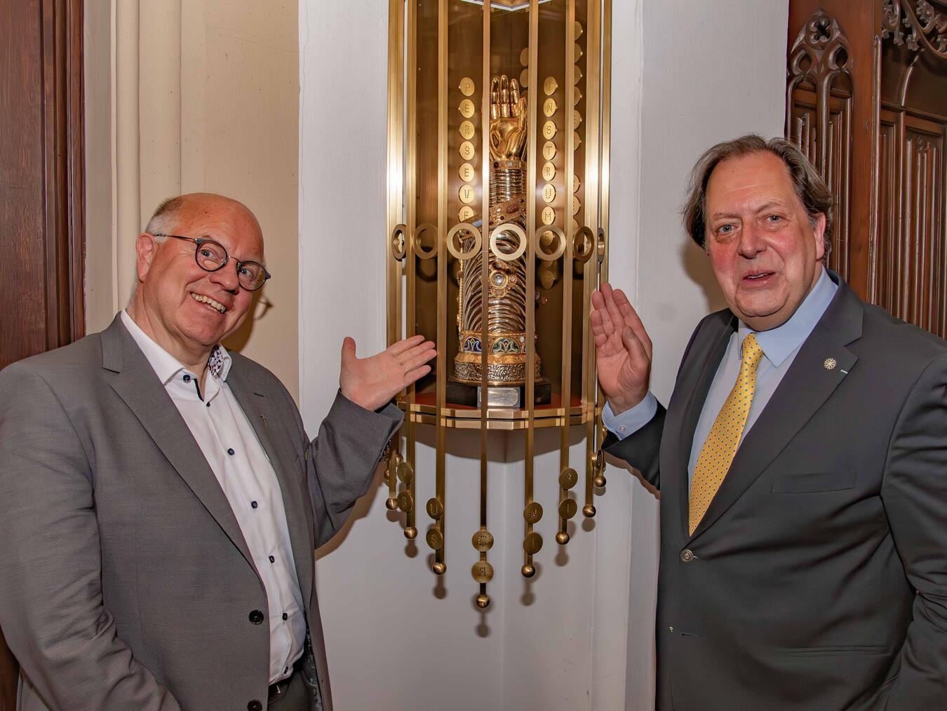 Wallfahrtsrektor Stefan Dördelmann (l.) freut sich mit Norbert Vogelgesang über die Rückkehr des Reliquiars nach Kevelaer.Foto: Bischöfliche Pressestelle / Christian Breuer