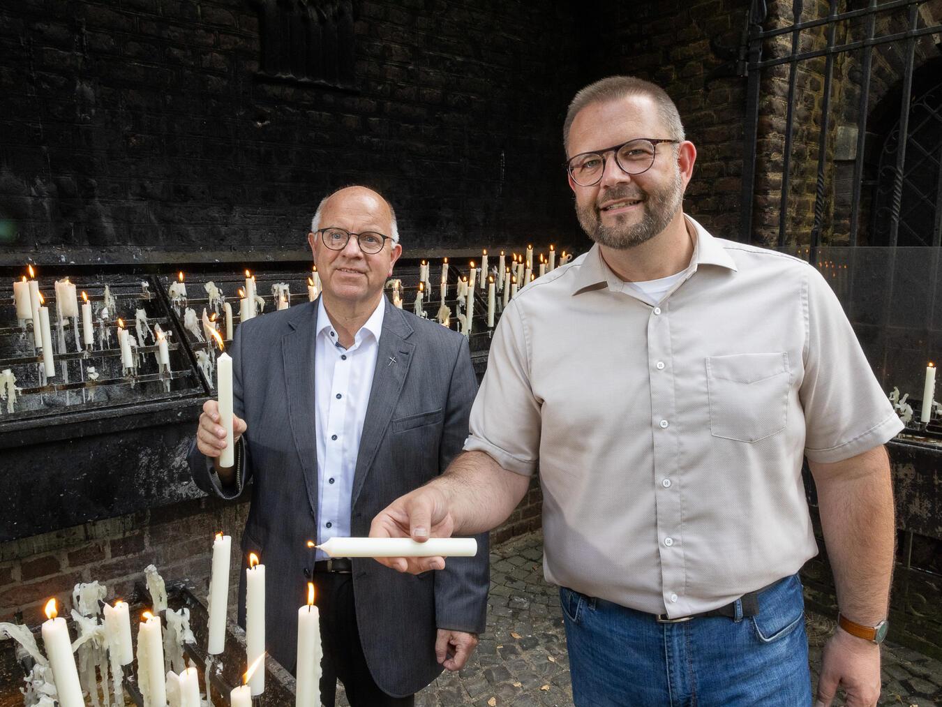 Wallfahrtsrektor Stefan Dördelmann (l.) und Dr. Bastian Rütten, Pastoralreferent an St. Marien, laden zum Jubiläum der Kerzenkapelle ein. Das Gotteshaus wurde vor 375 Jahren als erste Pilger- und Wallfahrtskirche geweiht. Foto: Bischöfliche Pressestelle / Achim Pohl