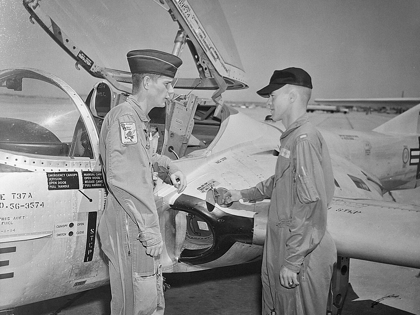 Walter Deppe (l.) wurde in den USA und in Deutschland zum Piloten und Ausbilder geschult. 1966 kam er bei einem Absturz ums Leben. Foto: Archiv Christel Deppe