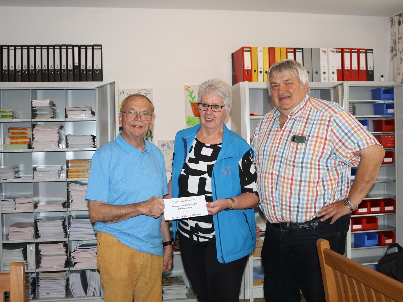 Bürgerstiftung Uedem unterstützt das Cafe Konkret in Uedem beim Kauf von Schulmaterial Walter Kanders (Stiftungsvorstand), Elvira Kammann (Cafe Konkret) und Michael Lehmann (Stiftungskuratorium, v.l.) Foto: Privat