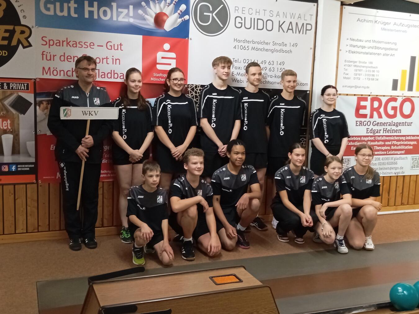 War bei der WKV-Auswahl dabei: Paul Holz (kniend vorne, 3.v.l.) aus Kleve ging in Mönchengladbach an den Start. Foto: WKV