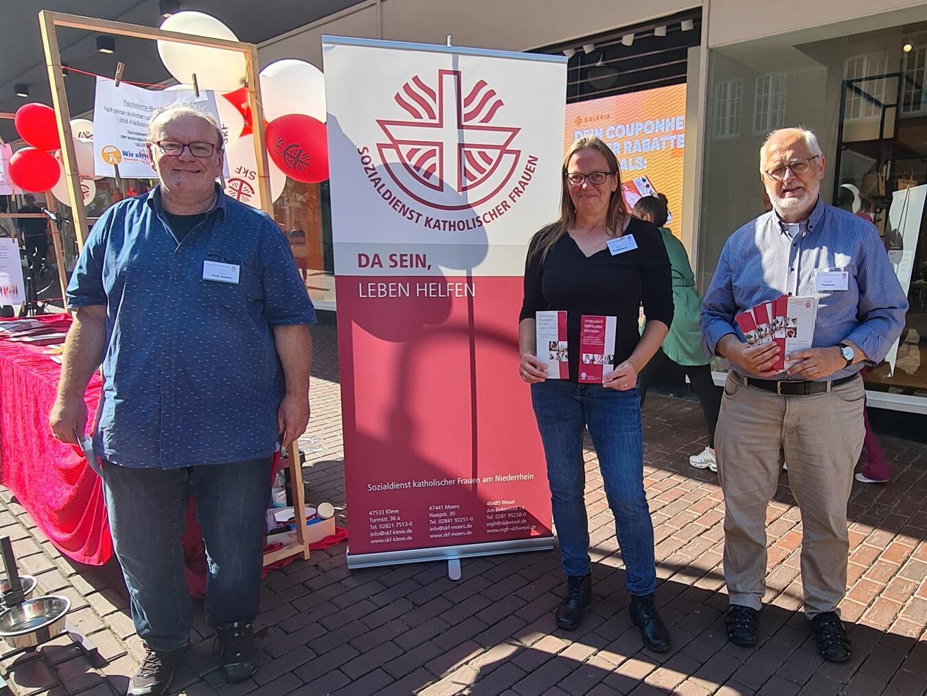 Warben in der Klever Fußgängerzone für ehrenamtliche rechtliche Betreuungen (v.l.): Peter Pohl-Siebert, Karin Schlebusch und Dieter Paeßens vom SkF im Kreis Kleve. Foto: SkF