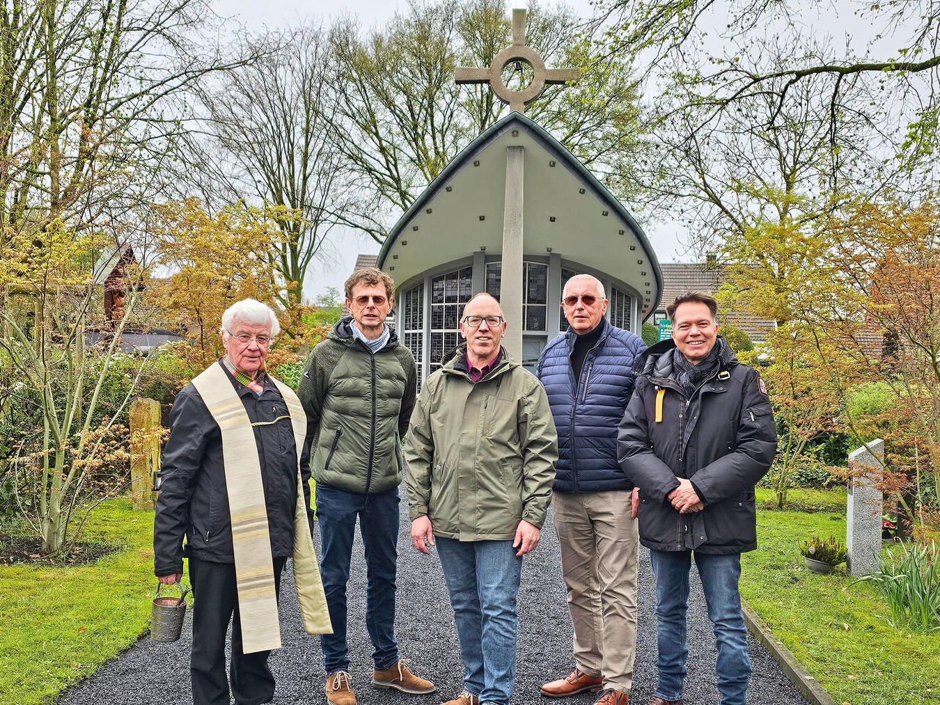 Waren bei der feierlichen Segnung der Glocke durch Pfarrer Peter Hennesen (l.) zugegen: Thomas Mutz (GBG), die Ortsbürgermeister Friedhelm Dahl und Norbert Clancett sowie Jürgen Hüsken (GBG, v.r.). NN-Fotos: Thomas Langer