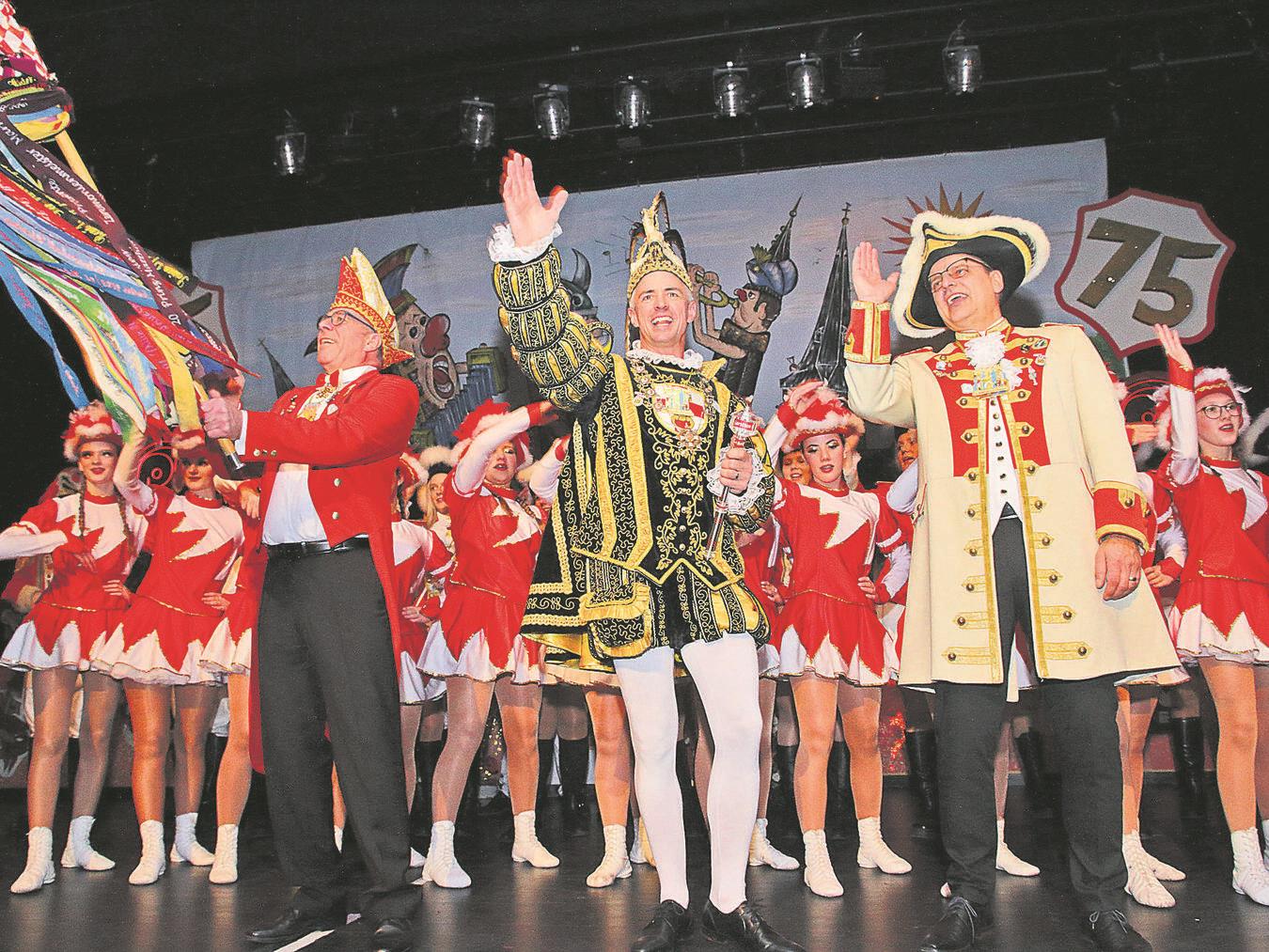 Waren bestens aufgelegt: (vorne v.l.) Zeremonienmeister Ralf Renkens, Prinz Karsten (Nebe) I. und Hofmarschall Markus Cerkovc. NN-Fotos (4): Theo Leie