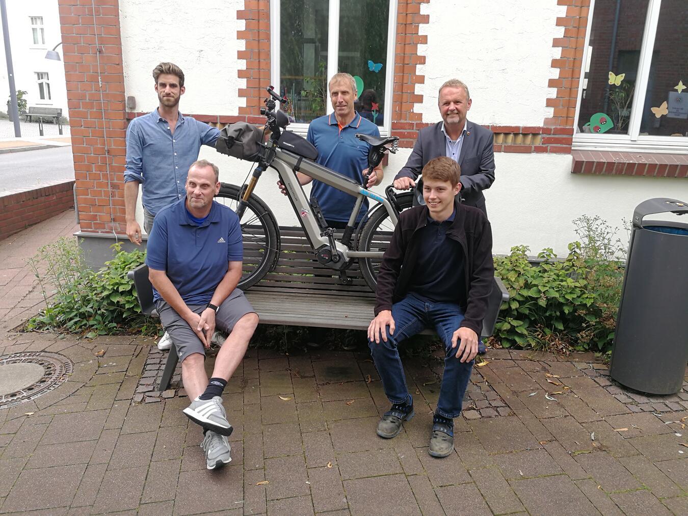 Waren mit dabei: Thomas Hommen, Jannes Werries (v. l. unten), Alexander Piegenschke (Gemeinde Alpen), Josef Gietmann und Bürgermeister Thomas Ahls (oben v.l.). Foto: Gemeinde Alpen