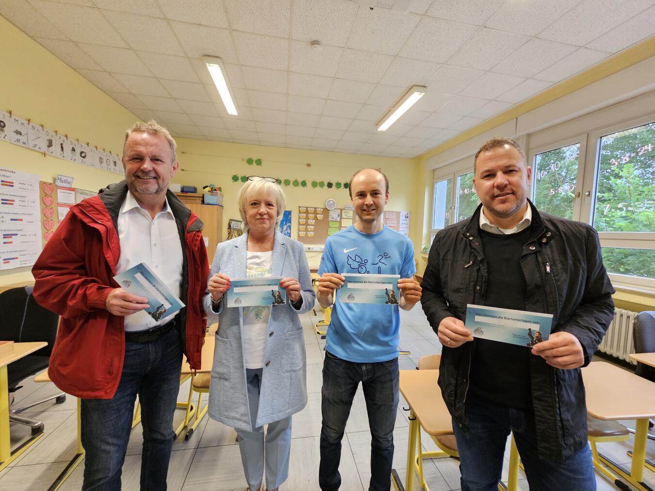 Waren zu Gast in der Grundschule in Sonsbeck: (v.l.) Alpens Bürgermeister Thomas Ahls, Heike Hartmann (Geschäftsführung LTZ), Süleyman Kuzguncu und Nils Rudolph (Kommunalmanager Westenergie). NN-Foto: Thomas Langer